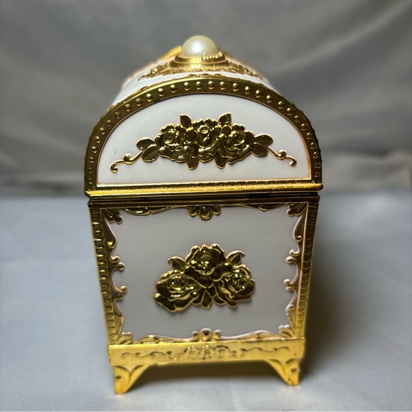 Taj Importing Co Japan White & Gold Enamel Metal Musical Jewelry Box Retail 200$ - Picture 10 of 15